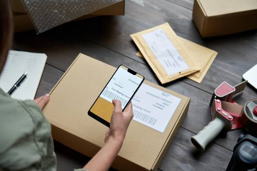 Scan Smartphone d'étiquette pour l'expédition e-commerce, livraison et logistique