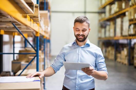 Entrepôt de stockage Octopia durant un inventaire sur tablette numérique