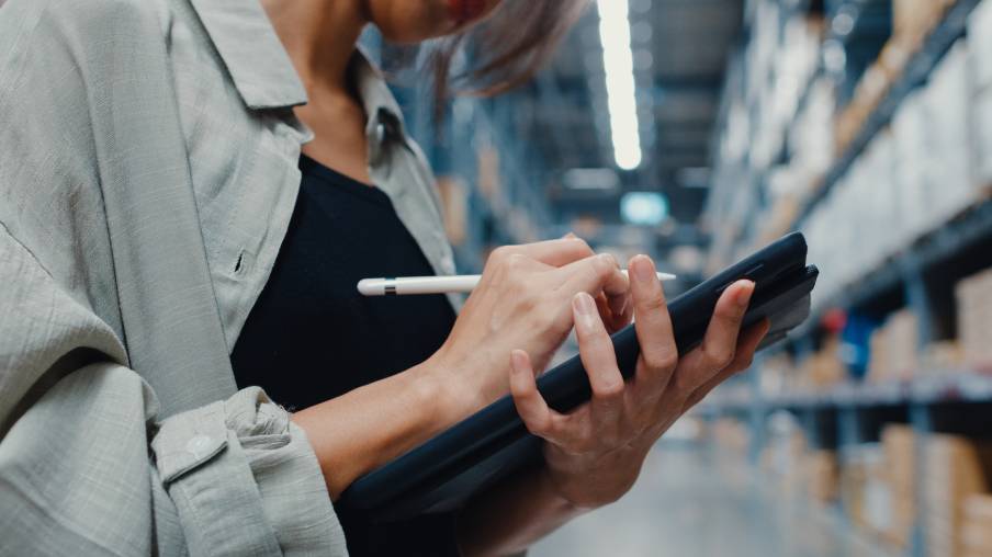 Employée Otopia réalisant un inventaire sur tablette numérique dans un entrepôt