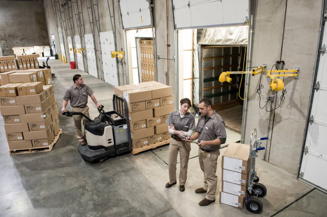 Equipe logistique d'Octopia dans un entrepôt Cdiscount