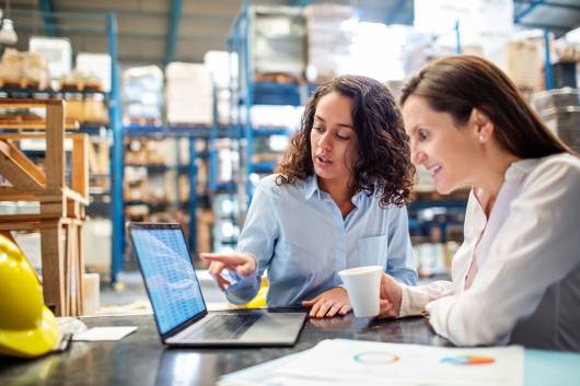 Expertes e-commerce d'Octopia dans un entrepôt