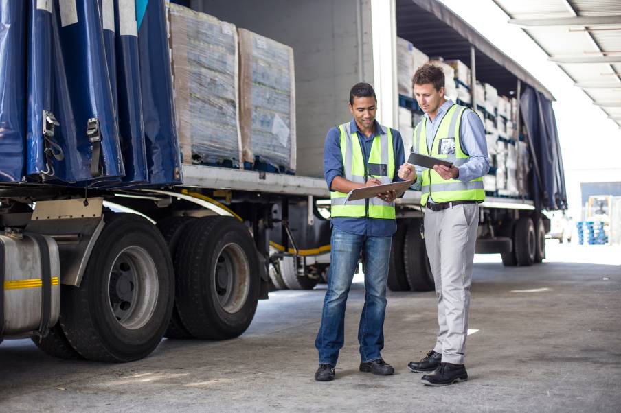 Récupération d'une cargaison par des professionnels du transport et de la logistique
