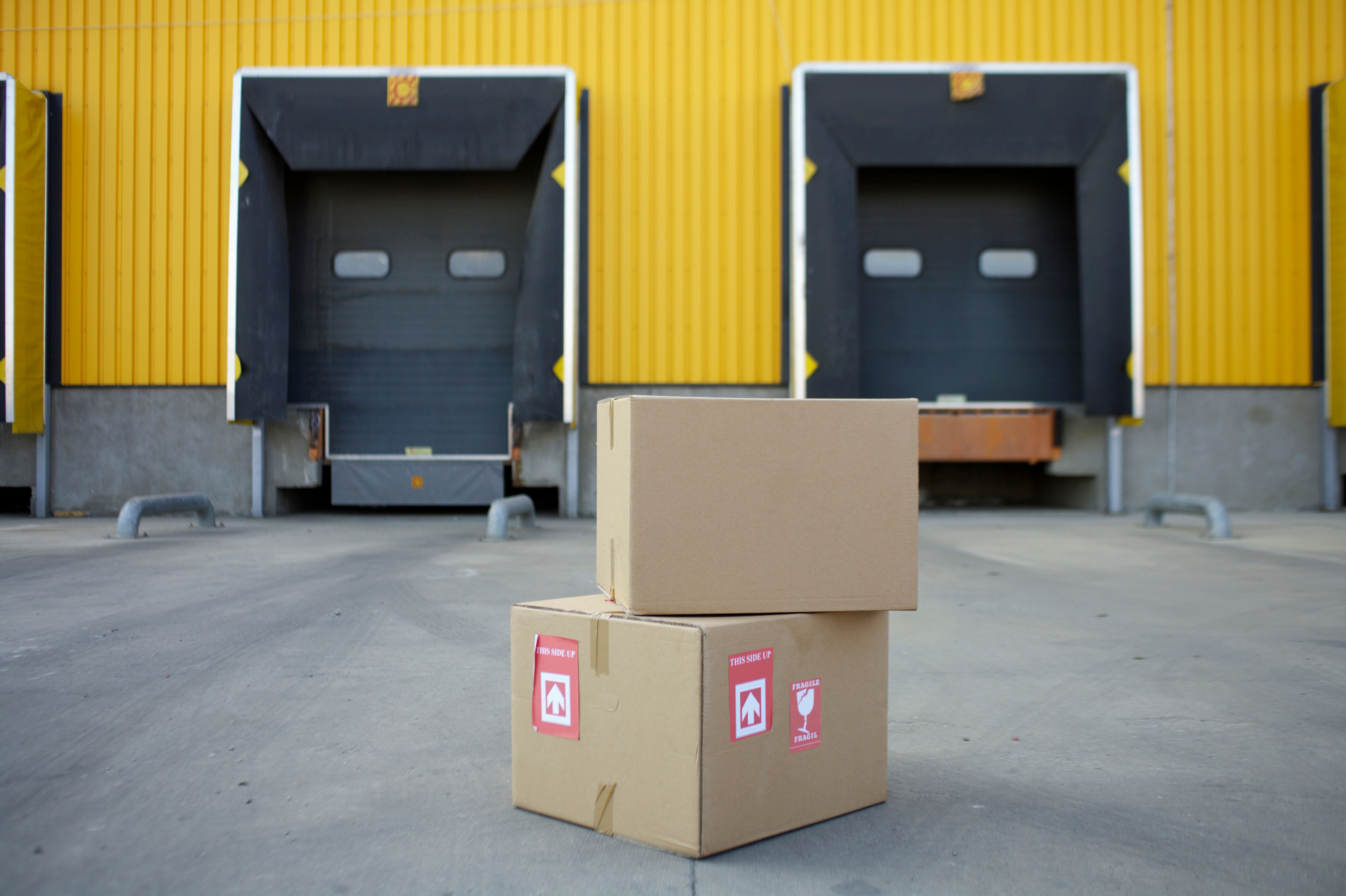 Colis préparés pour l’expédition vers différents transporteurs}