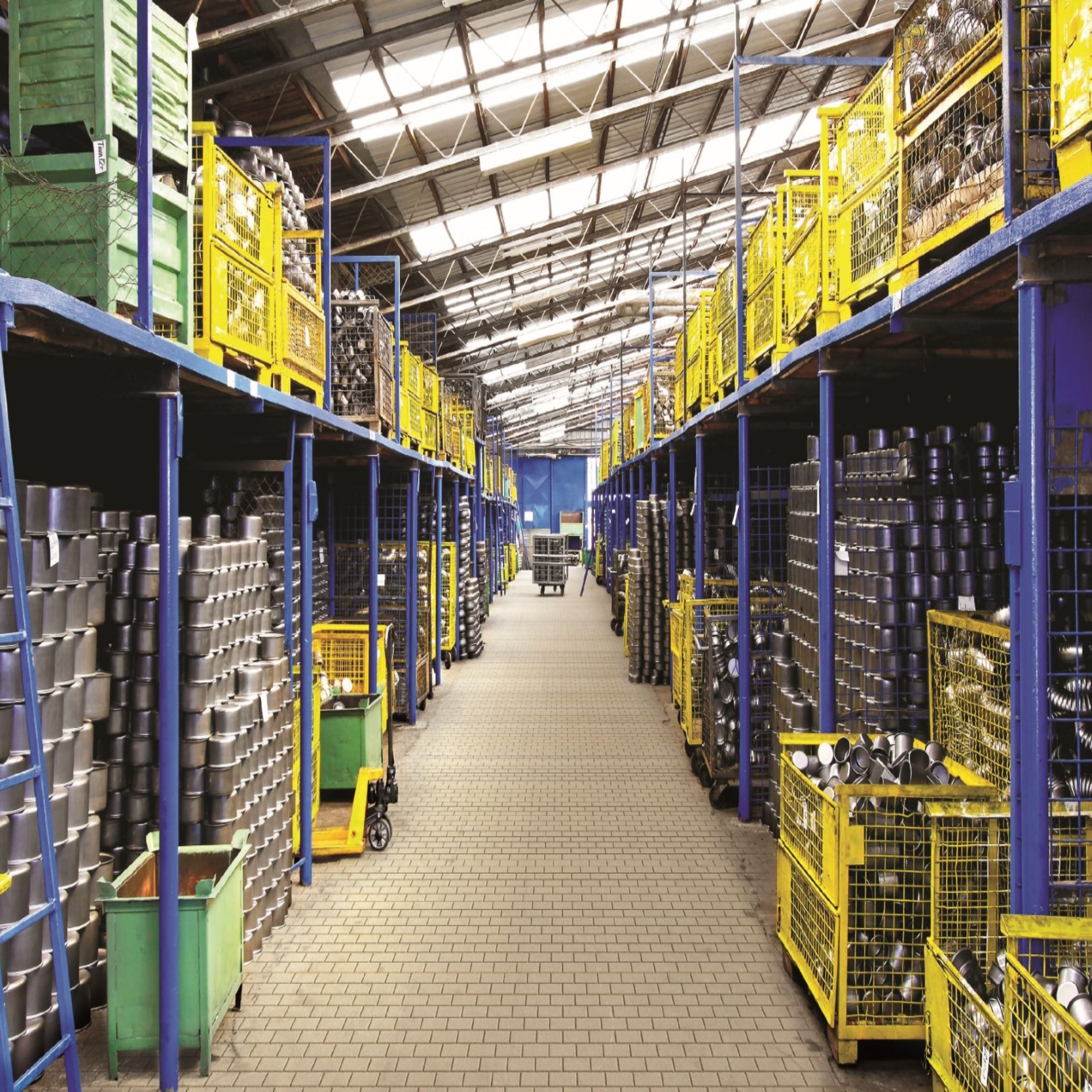Entrepôt logistique 3PL avec zones de stockage et flux de marchandises}
